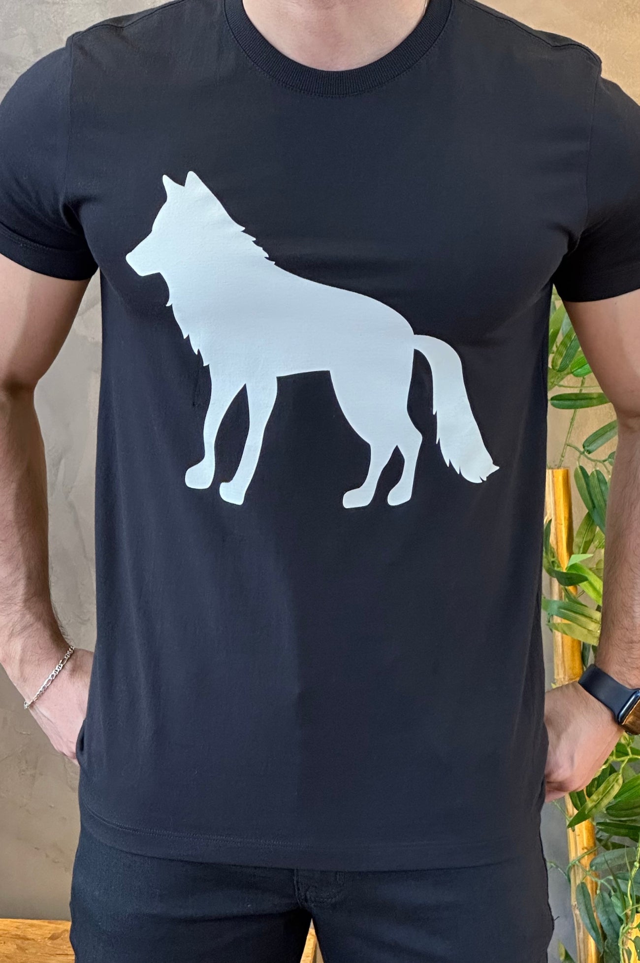 Camiseta Preta com Lobo Branco