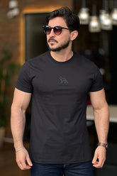 Camiseta preta com Lobo nas costas