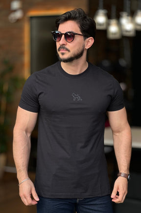 Camiseta preta com Lobo nas costas