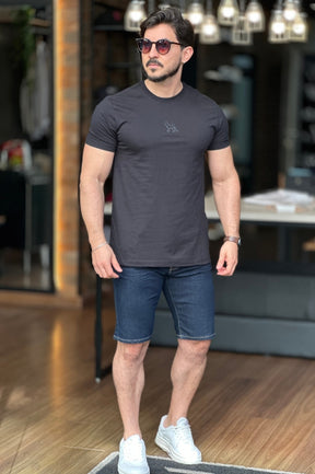 Camiseta preta com Lobo nas costas