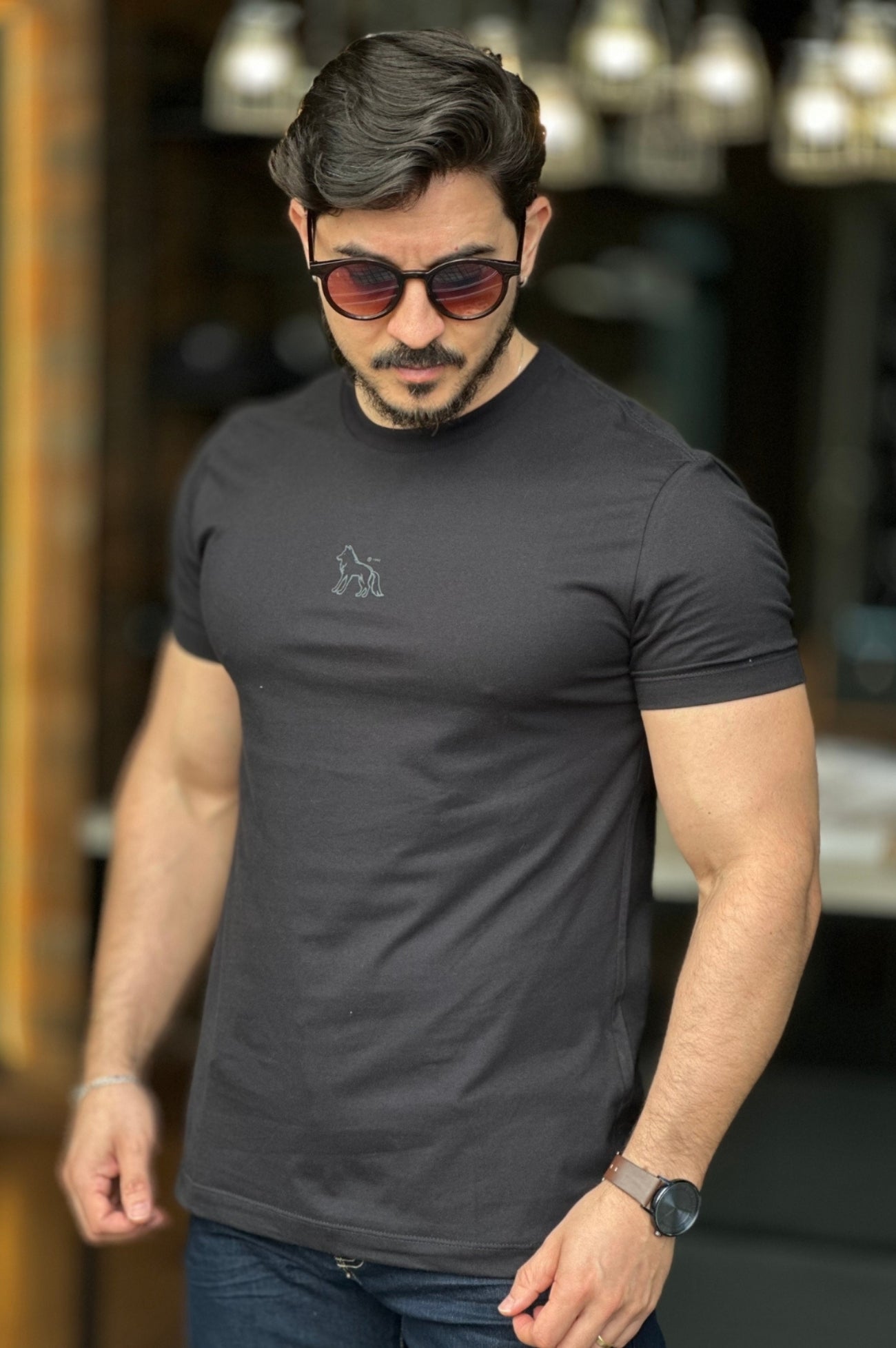 Camiseta preta com Lobo nas costas