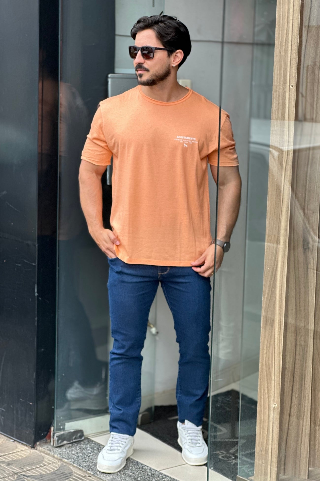 Camiseta Laranja Lobo nas Costas Acostamento