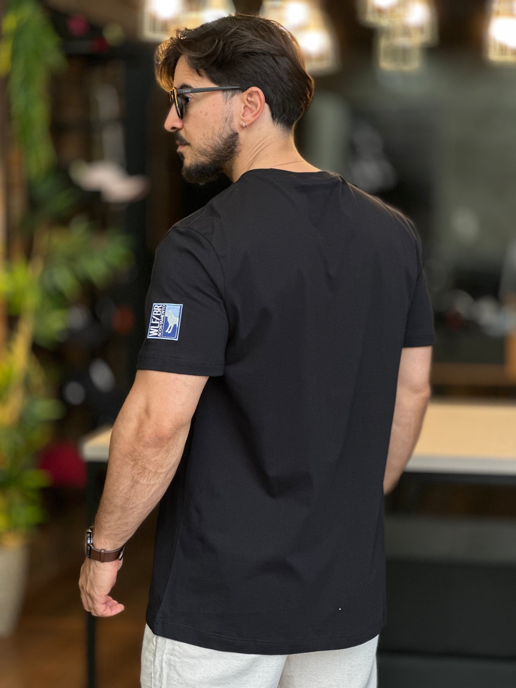 Camiseta preta detalhe azul Acostamento