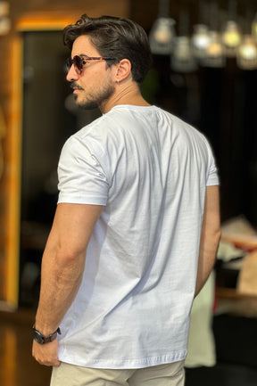 Camiseta Branca Alto Relevo Acostamento
