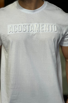 Camiseta Branca Alto Relevo Acostamento