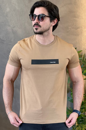 Camiseta Logo Gel Calvin Klein Marrom