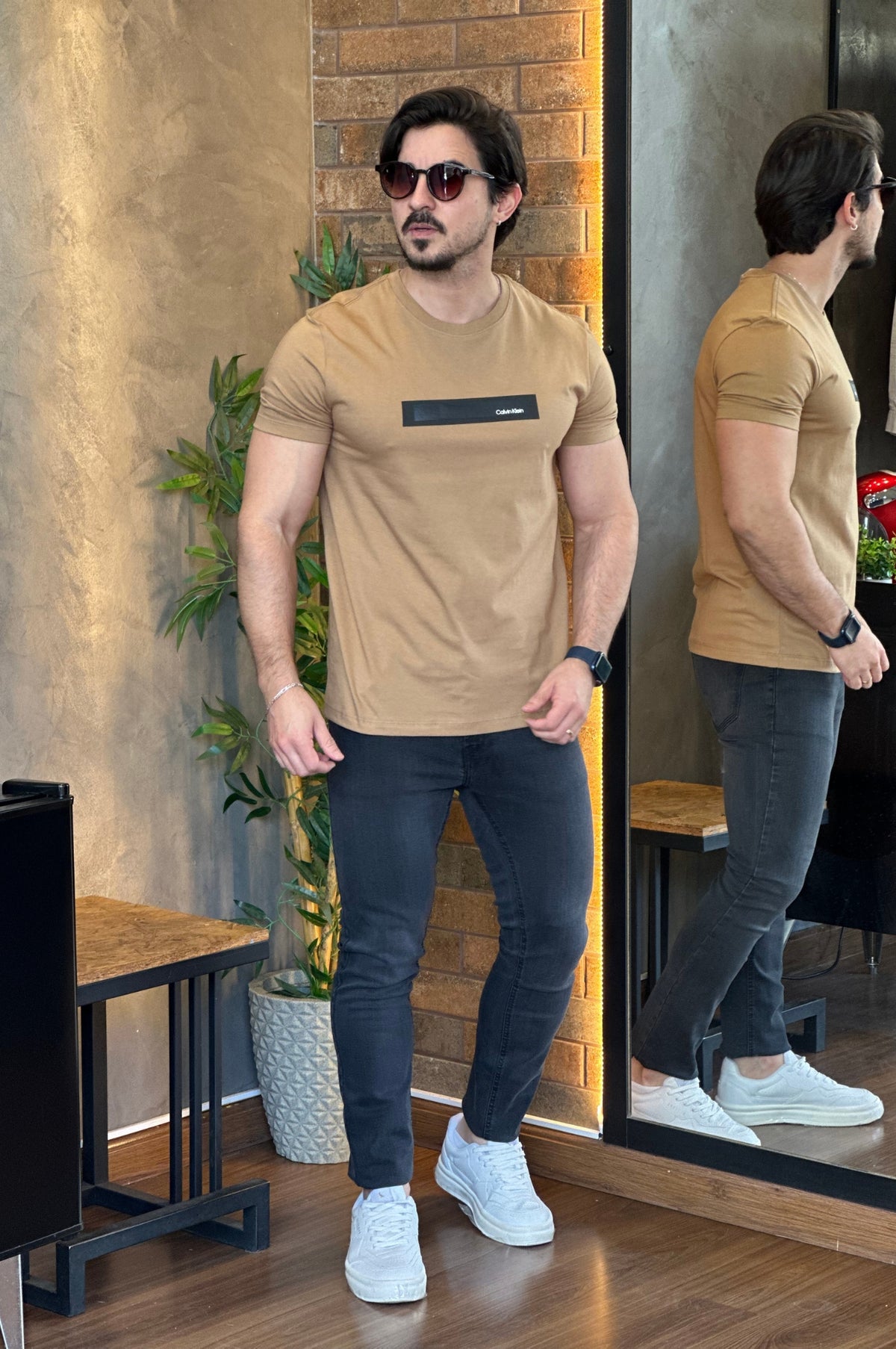 Camiseta Logo Gel Calvin Klein Marrom
