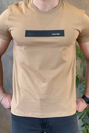Camiseta Logo Gel Calvin Klein Marrom