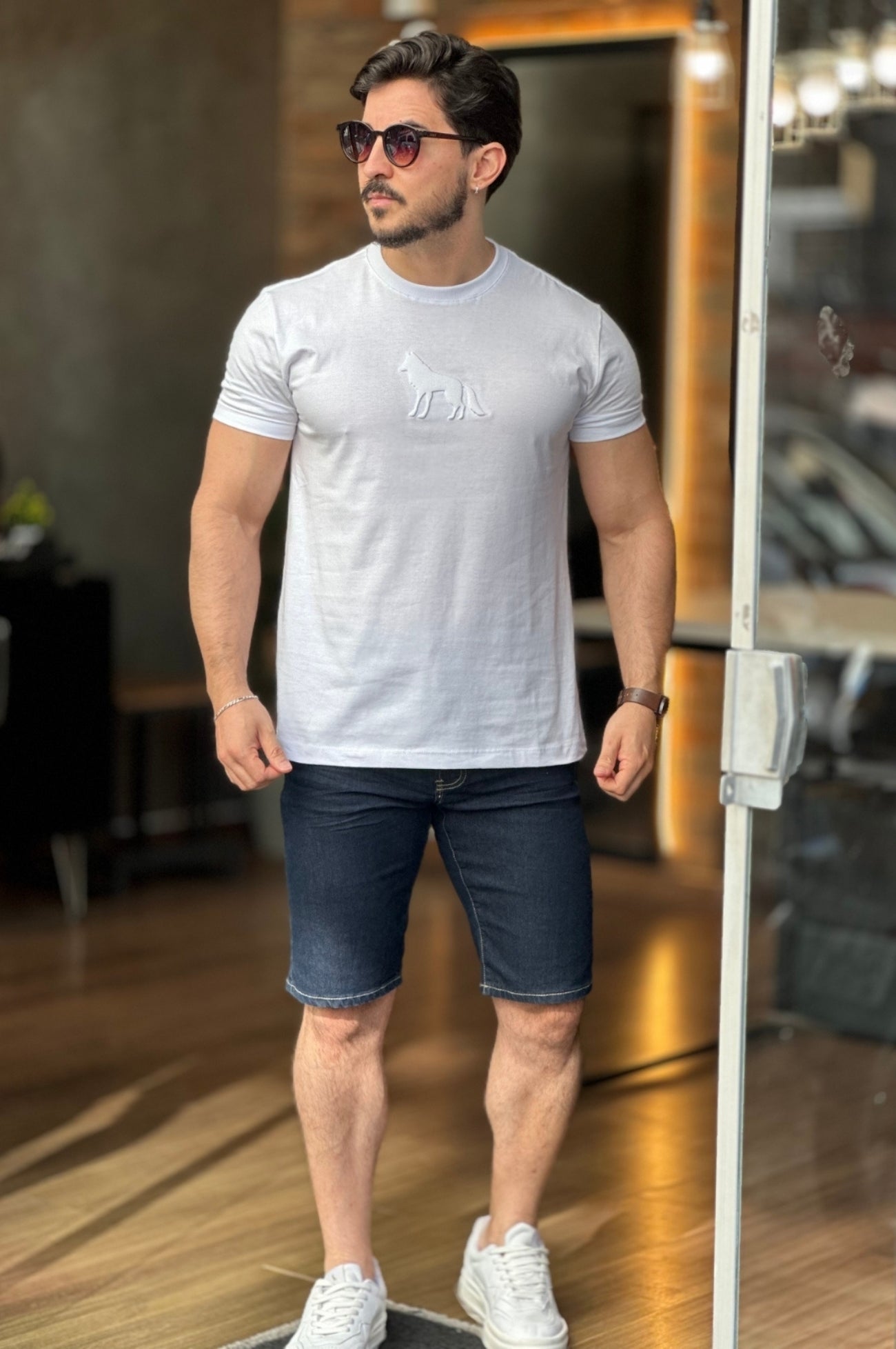 Camiseta Branca Lobo Peito Acostamento