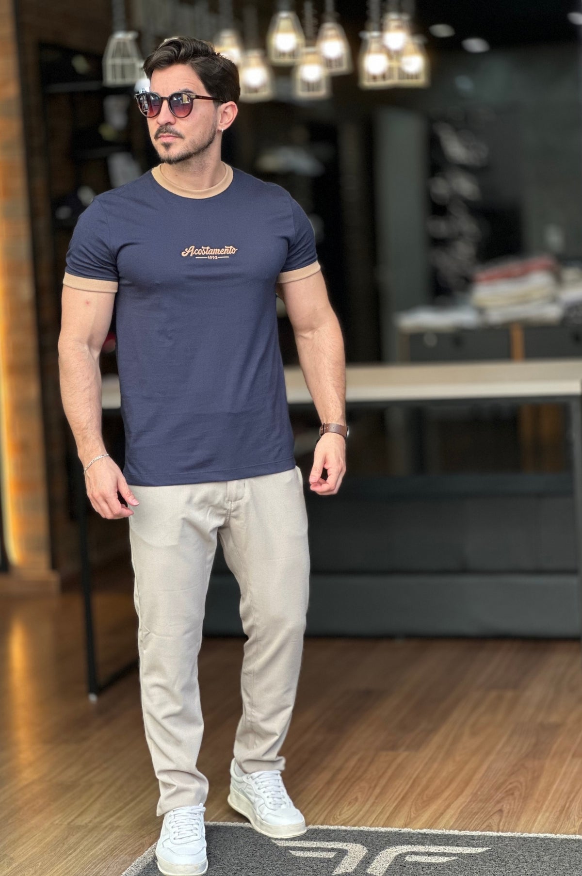 Camiseta Azul Com Detalhe Marrom Acostamento