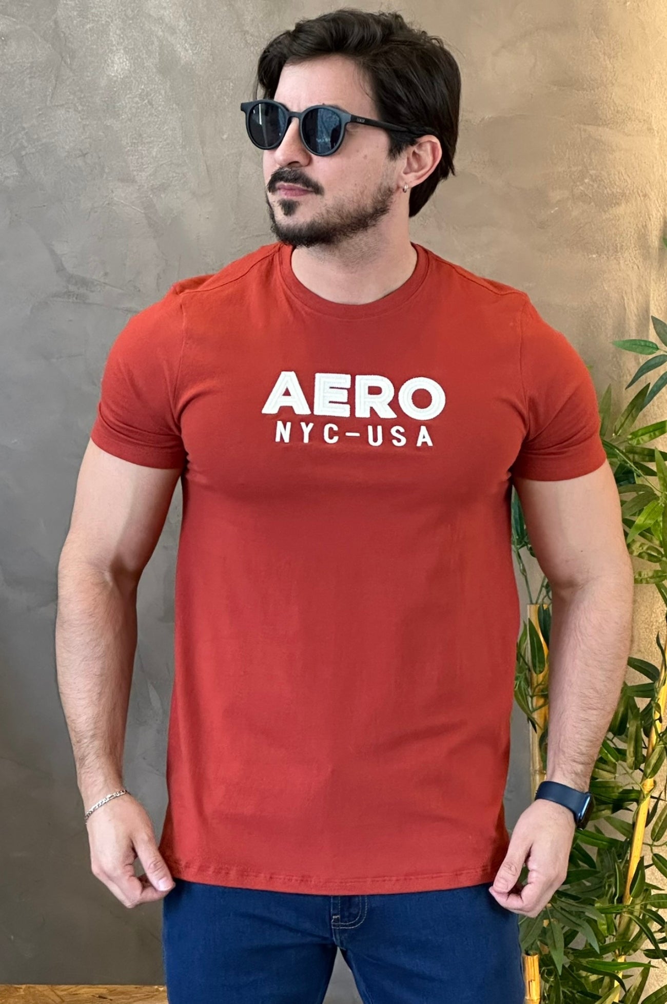 Camiseta Aeropostale com bordado branco