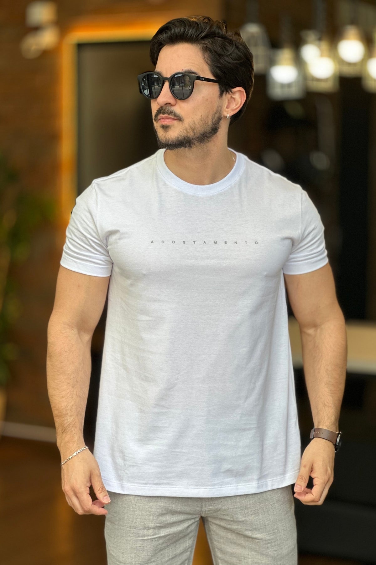 Camiseta logo minimalista branca Acostamento