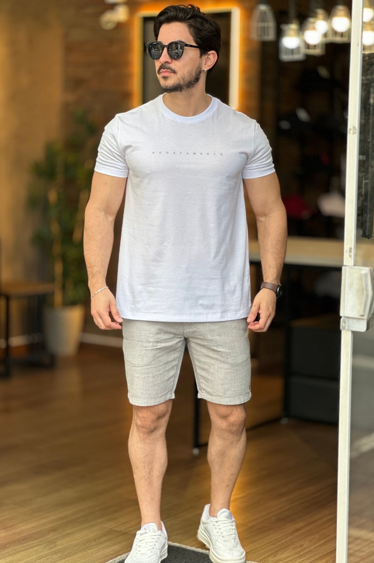 Camiseta logo minimalista branca Acostamento