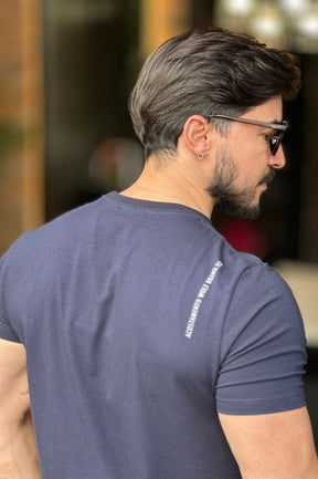 Camiseta Azul Marinho Minimalista Acostamento
