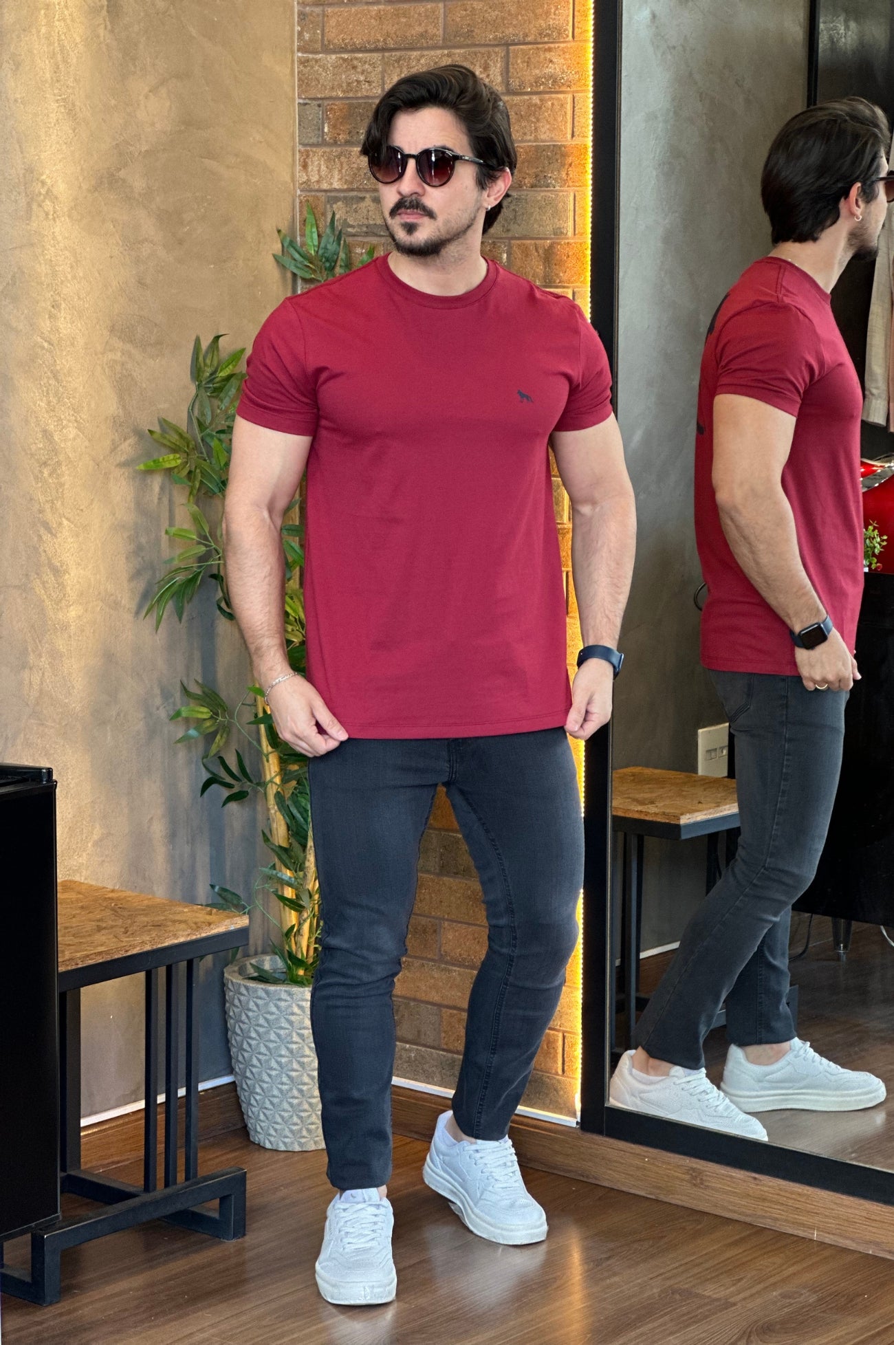 Camiseta Lobo nas Costas Acostamento Vinho