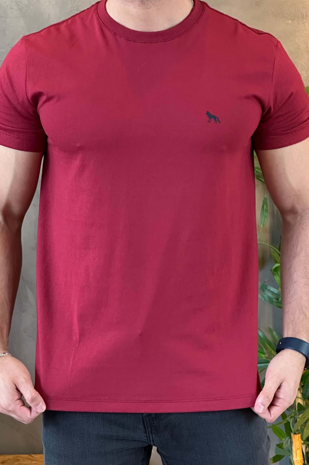 Camiseta Lobo nas Costas Acostamento Vinho