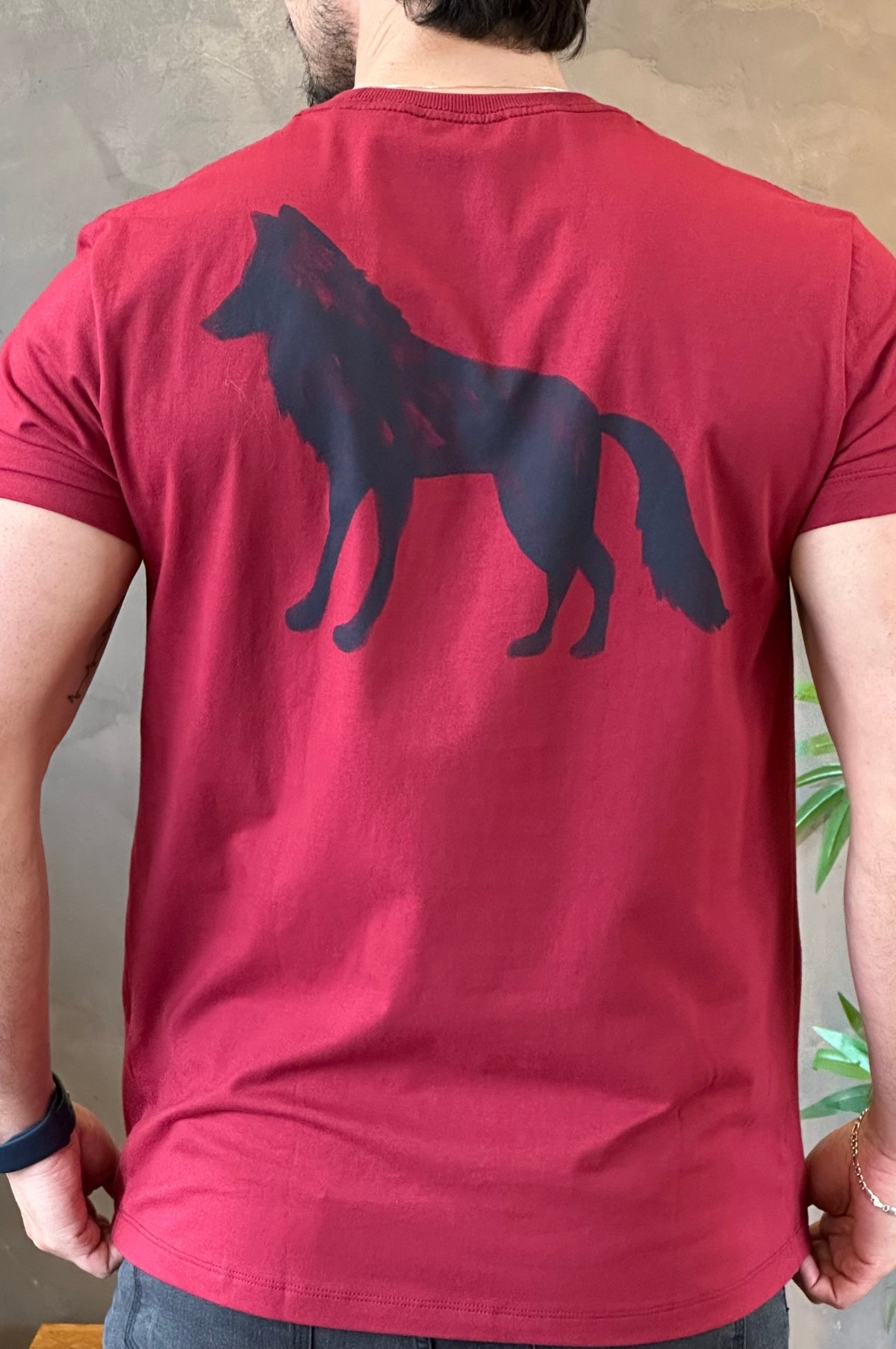 Camiseta Lobo nas Costas Acostamento Vinho