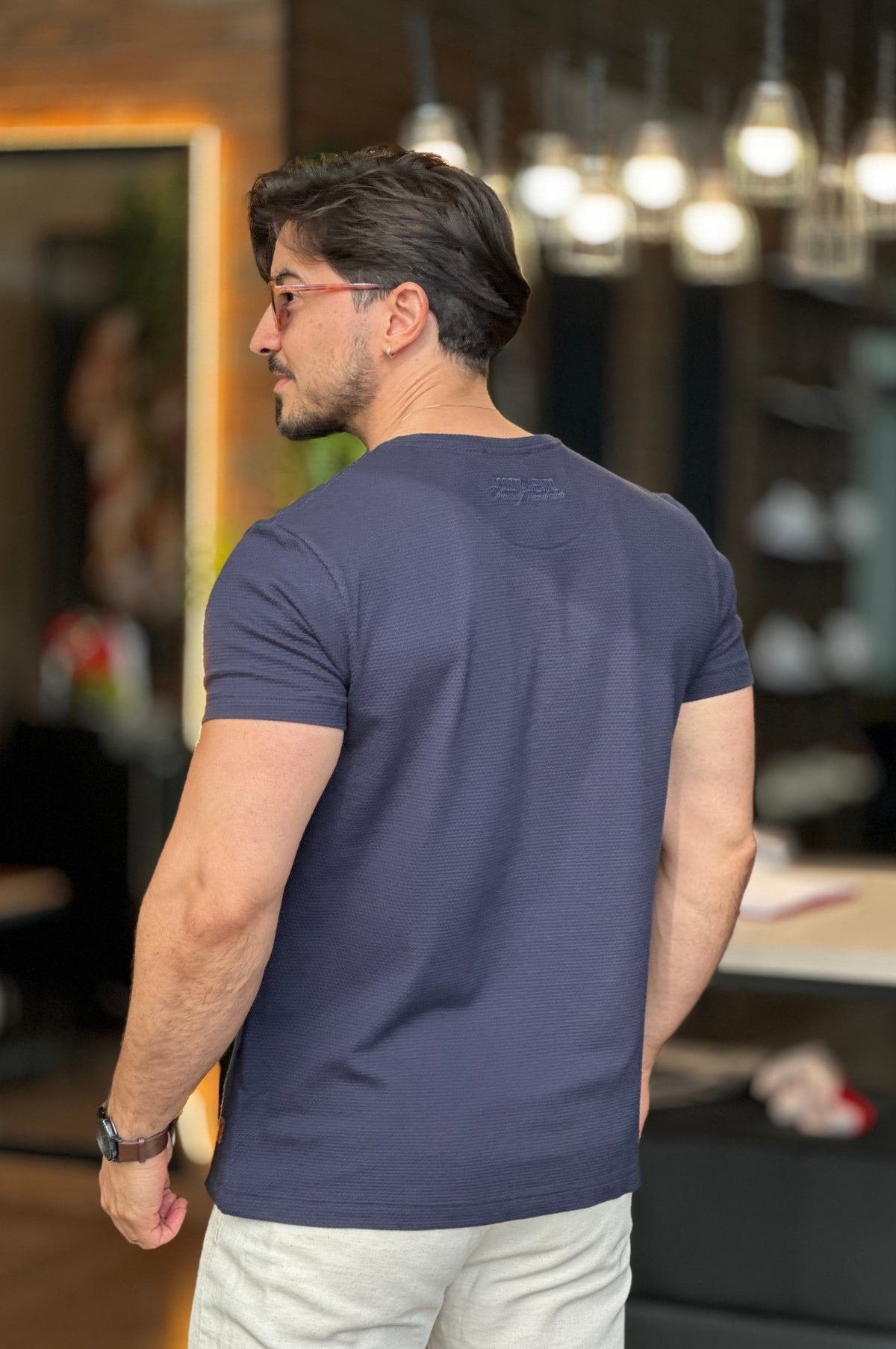 Camiseta Texturizada Azul Detalhe Nuca Acostamento