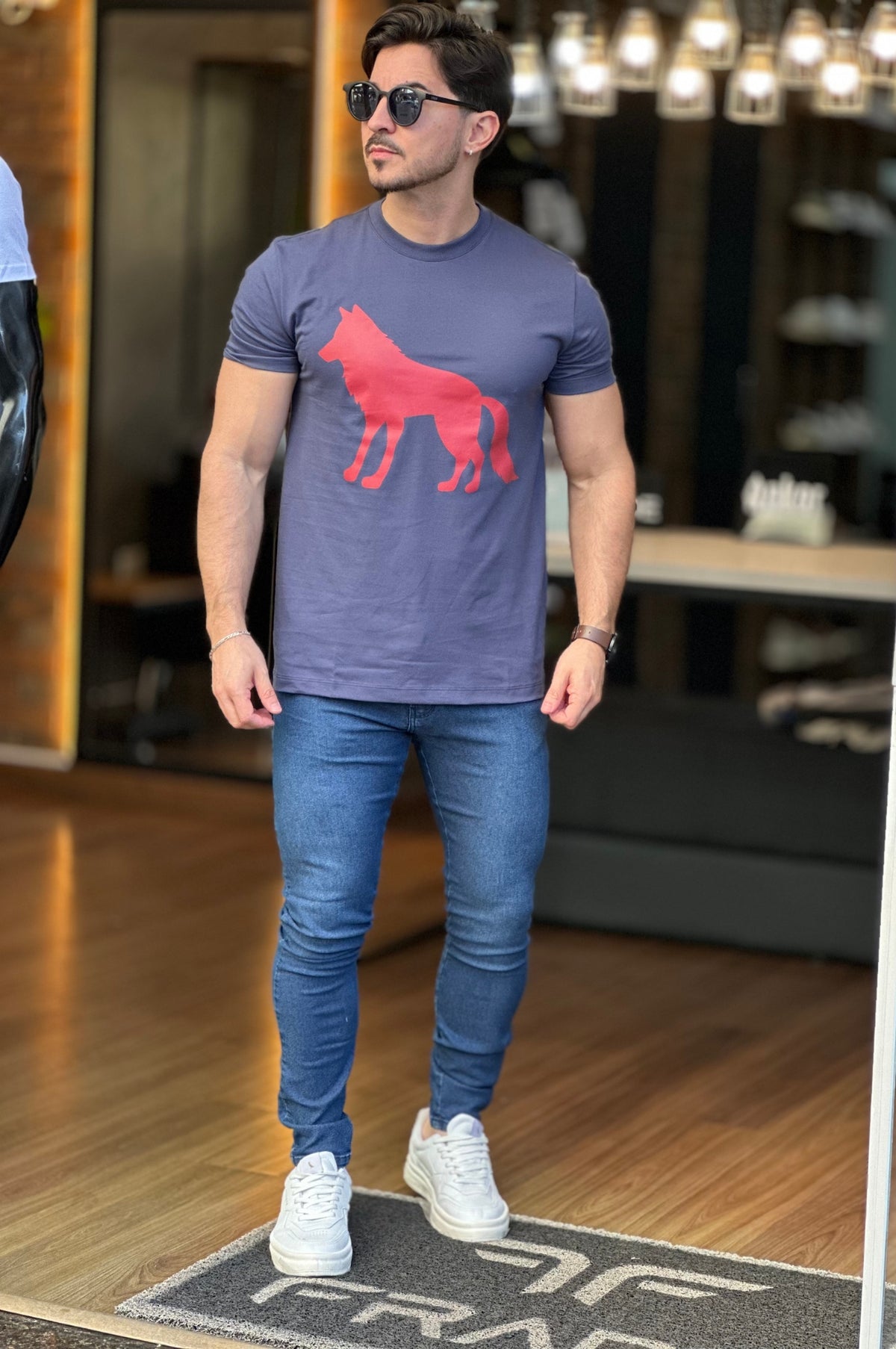 Camiseta Azul com Lobo Vermelho