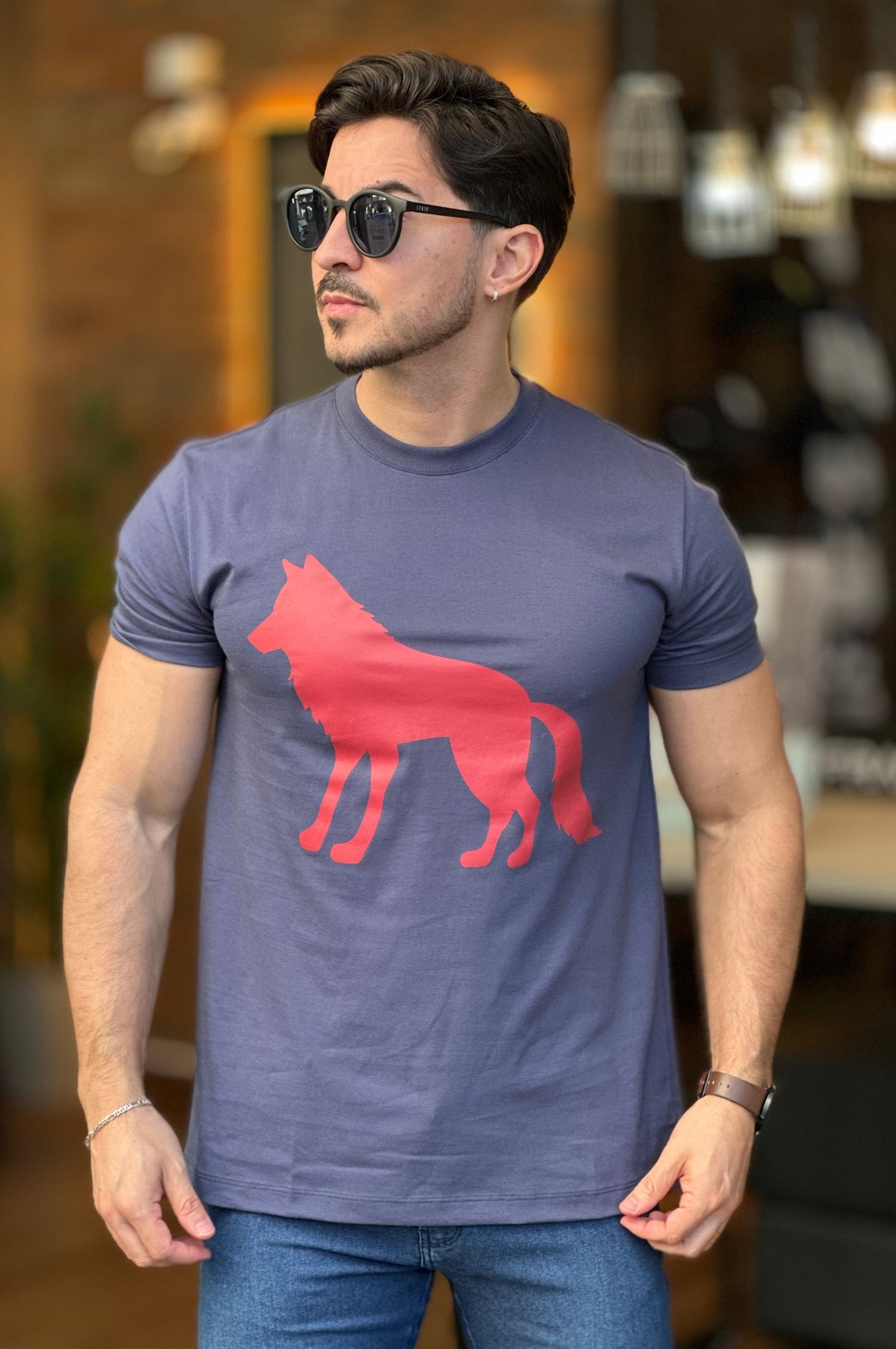 Camiseta Azul com Lobo Vermelho