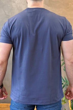 Camiseta Azul com Lobo Vermelho