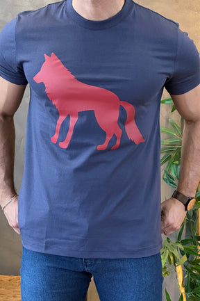 Camiseta Azul com Lobo Vermelho