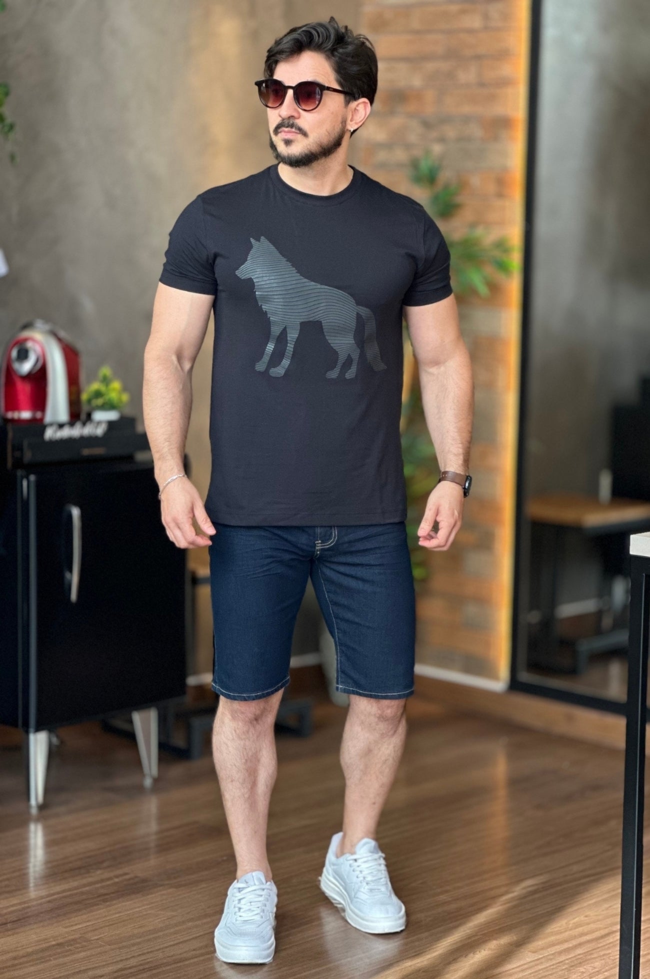 Camiseta Preta com Lobo Preto