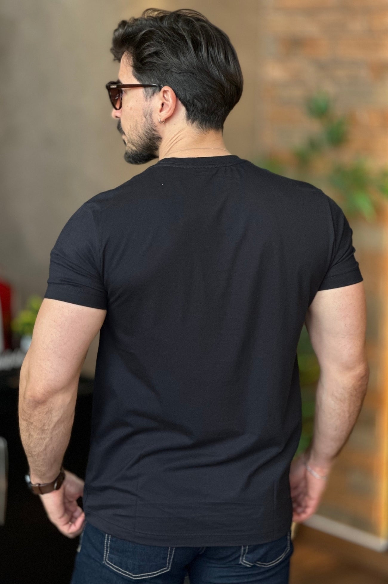 Camiseta Preta com Lobo Preto