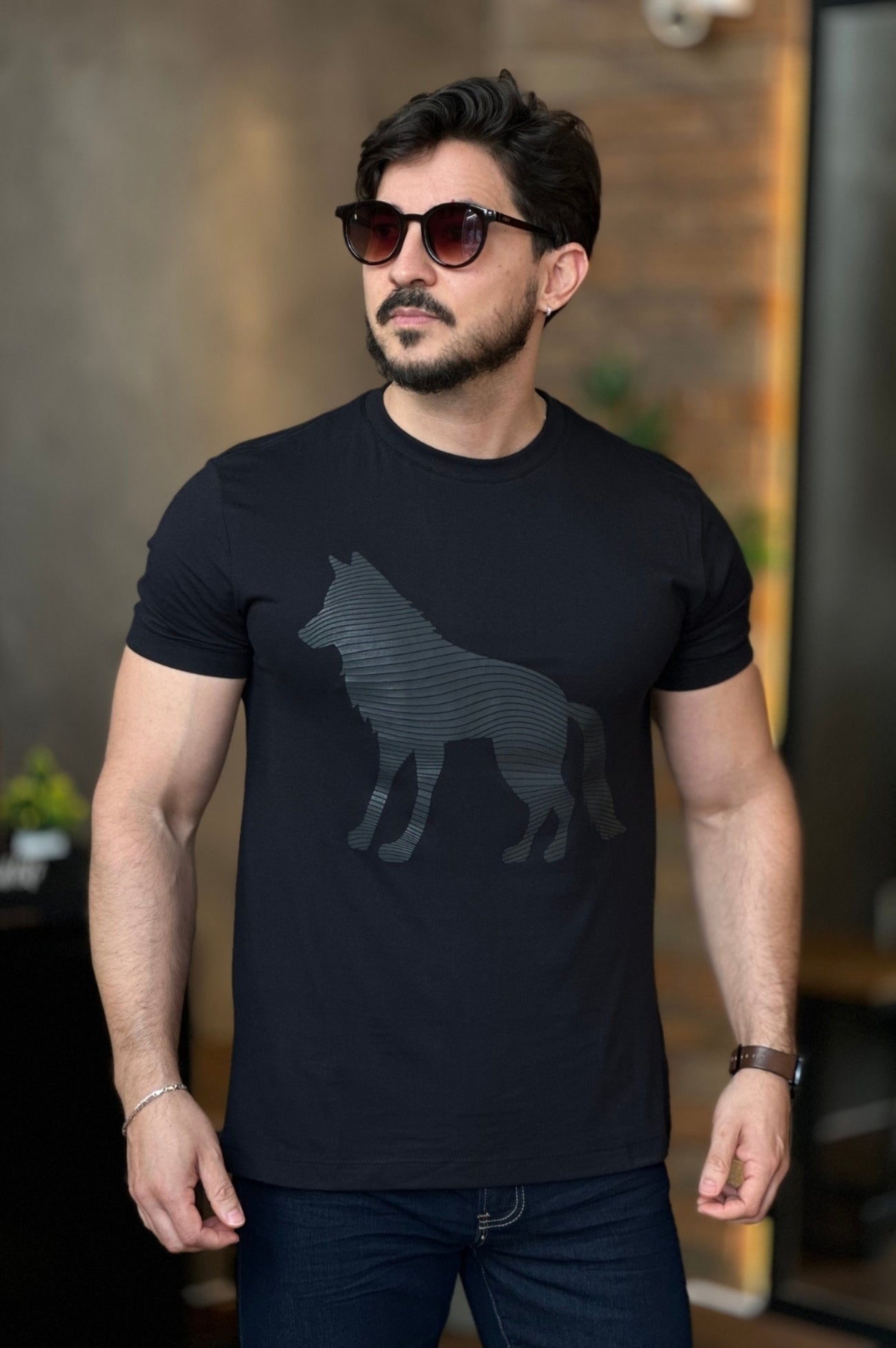 Camiseta Preta com Lobo Preto