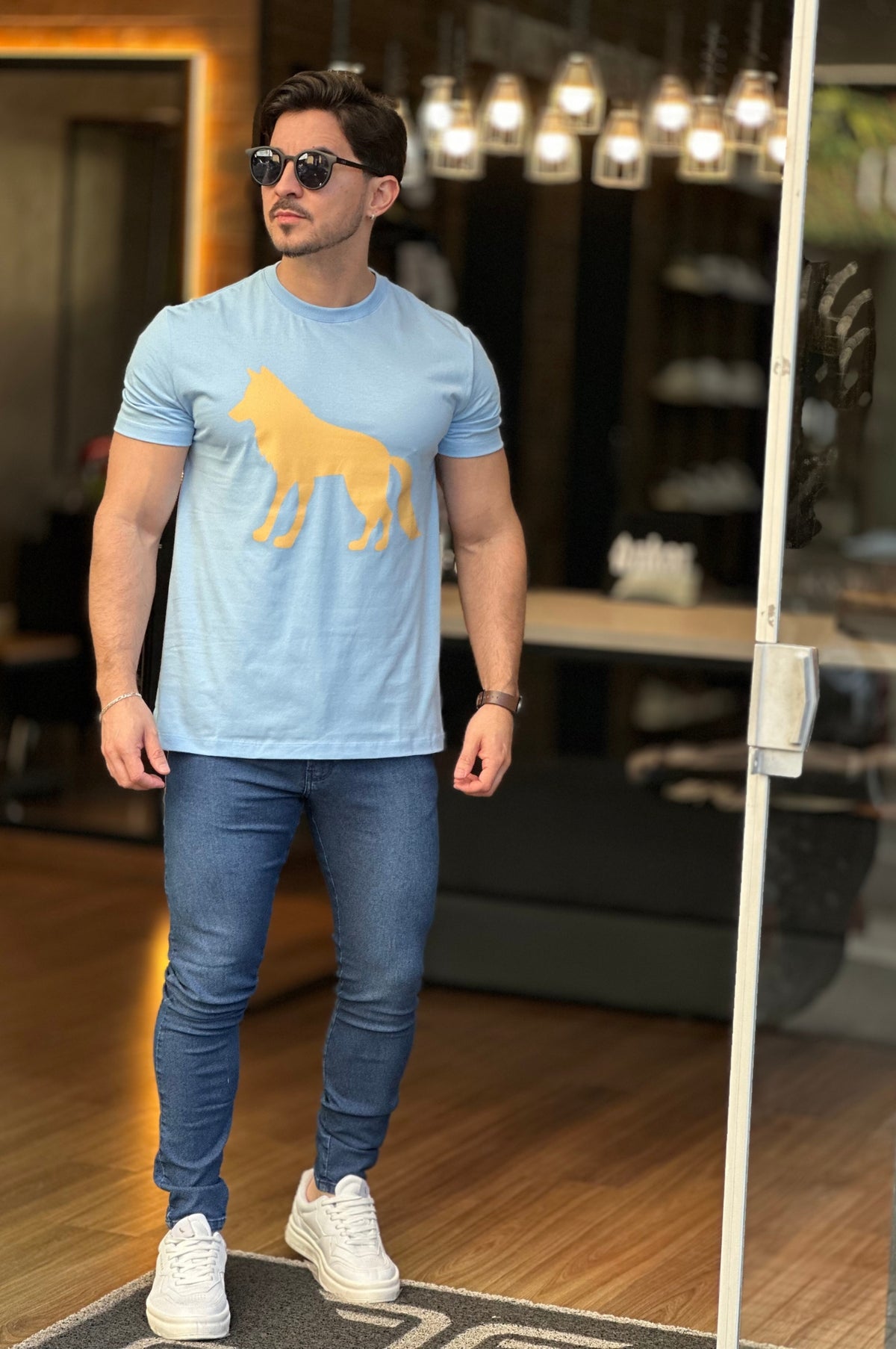 Camiseta Azul Claro com Lobo Amarelo Acostamento