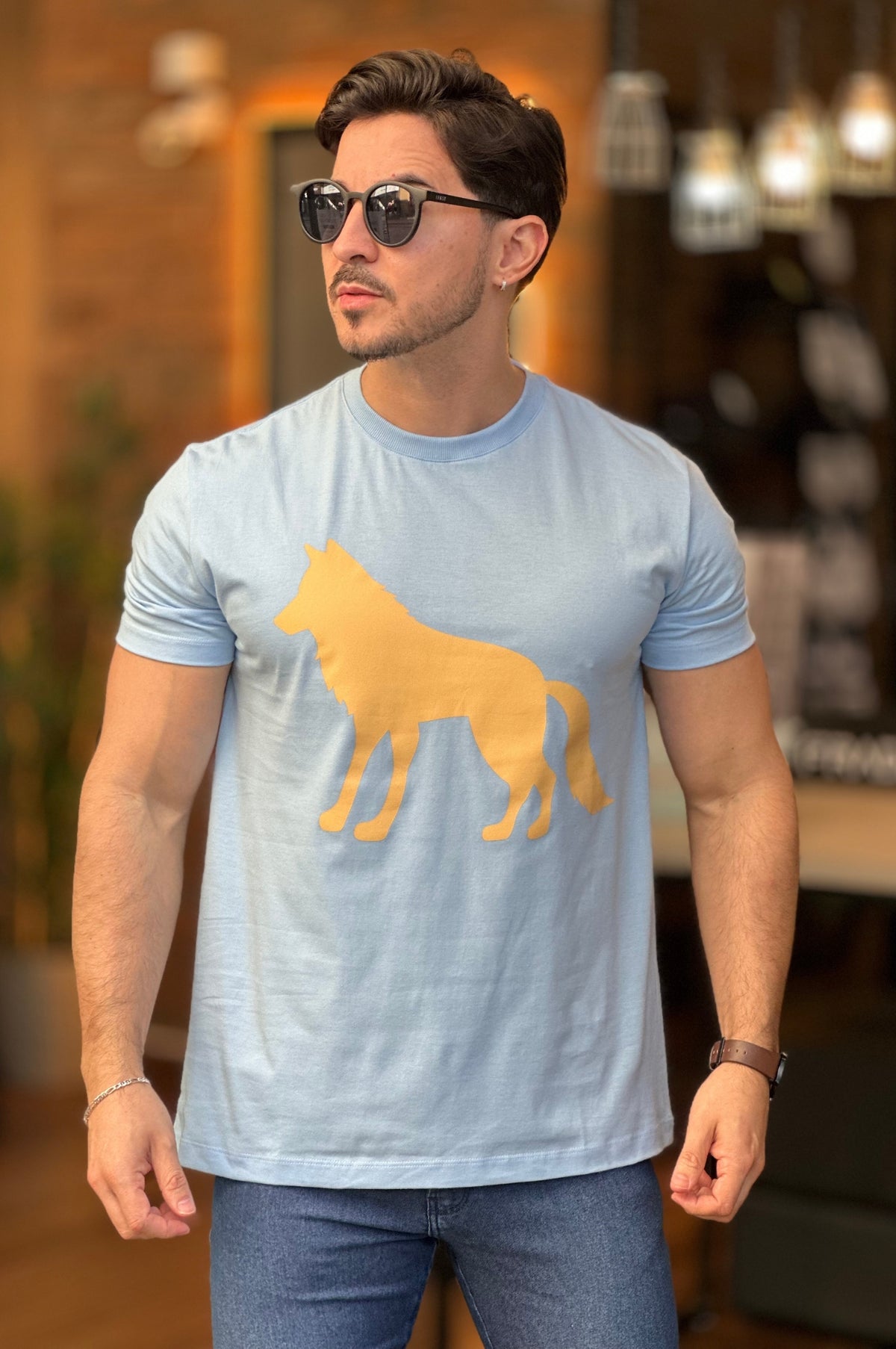 Camiseta Azul Claro com Lobo Amarelo Acostamento