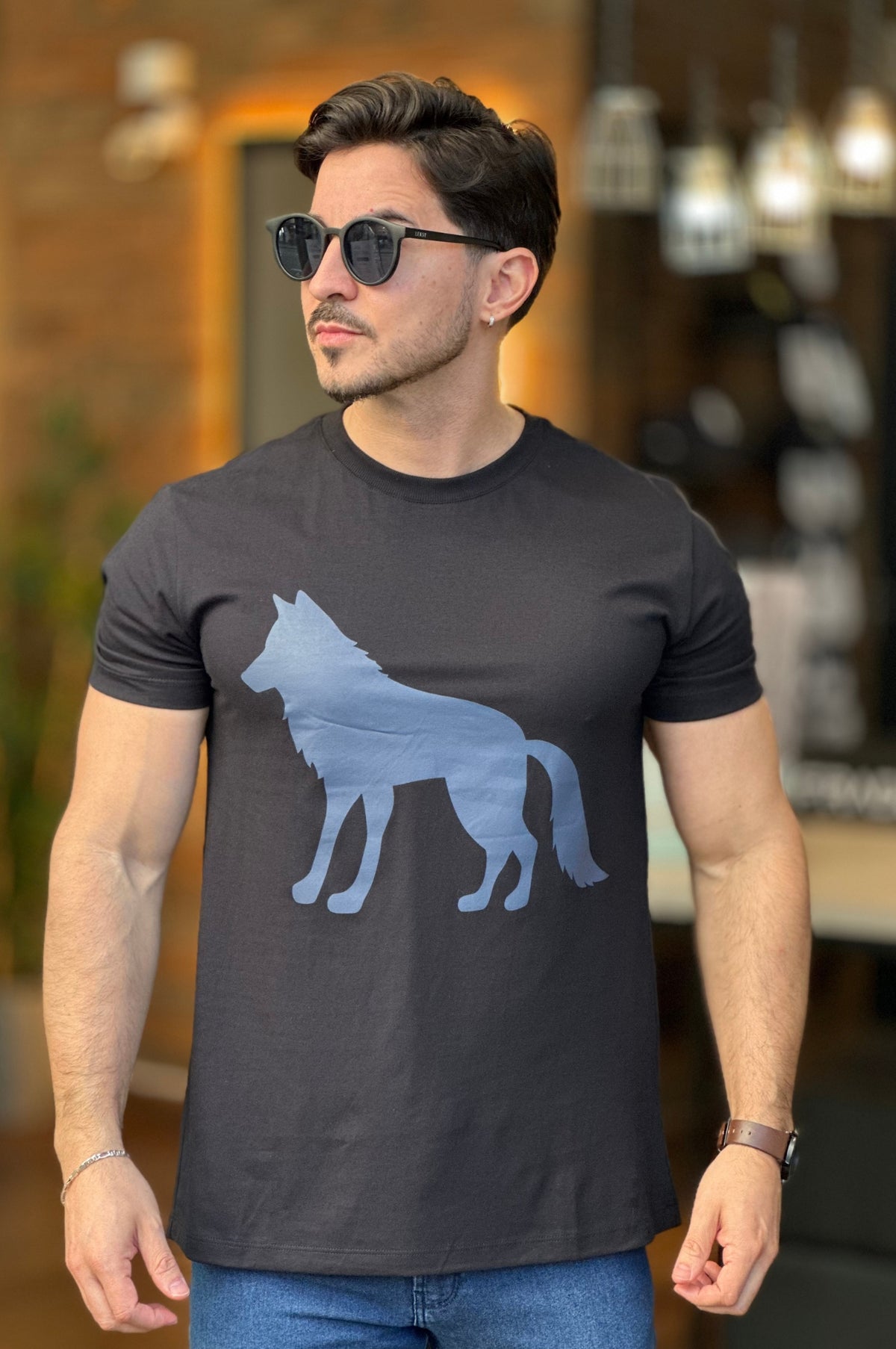 Camiseta Preta com Lobo Azul Acostamento
