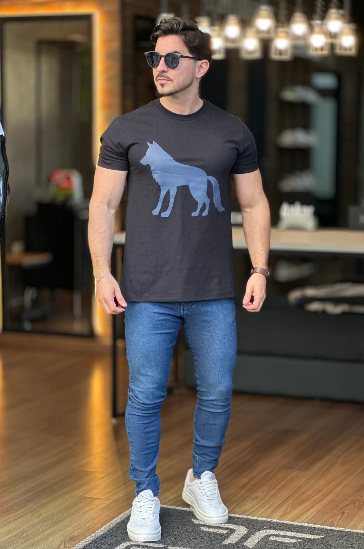 Camiseta Preta com Lobo Azul Acostamento