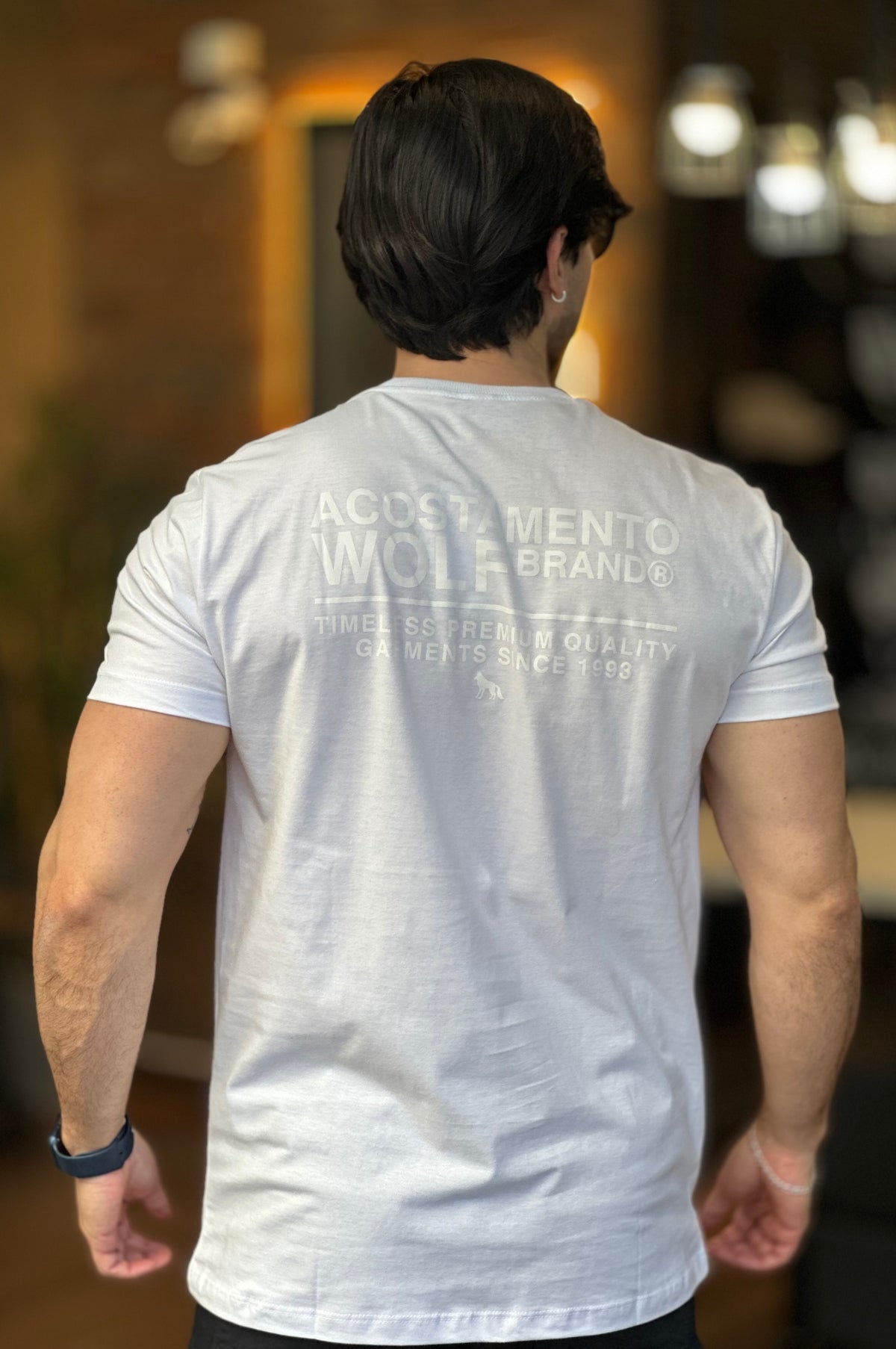 Camiseta Branca com Escrito nas Costas