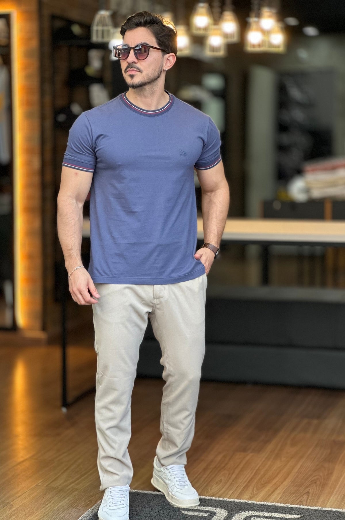 Camiseta Azul Com Detalhe Gola Acostamento