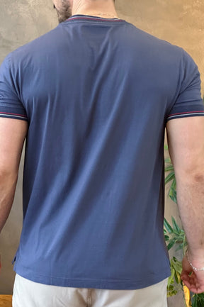 Camiseta Azul Com Detalhe Gola Acostamento