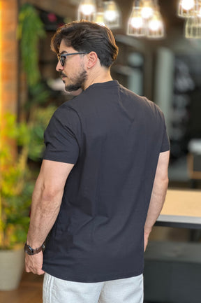 Camiseta preta com detalhe dourado aeropostale
