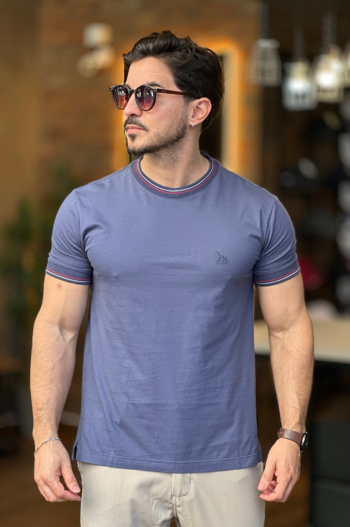 Camiseta Azul Com Detalhe Gola Acostamento