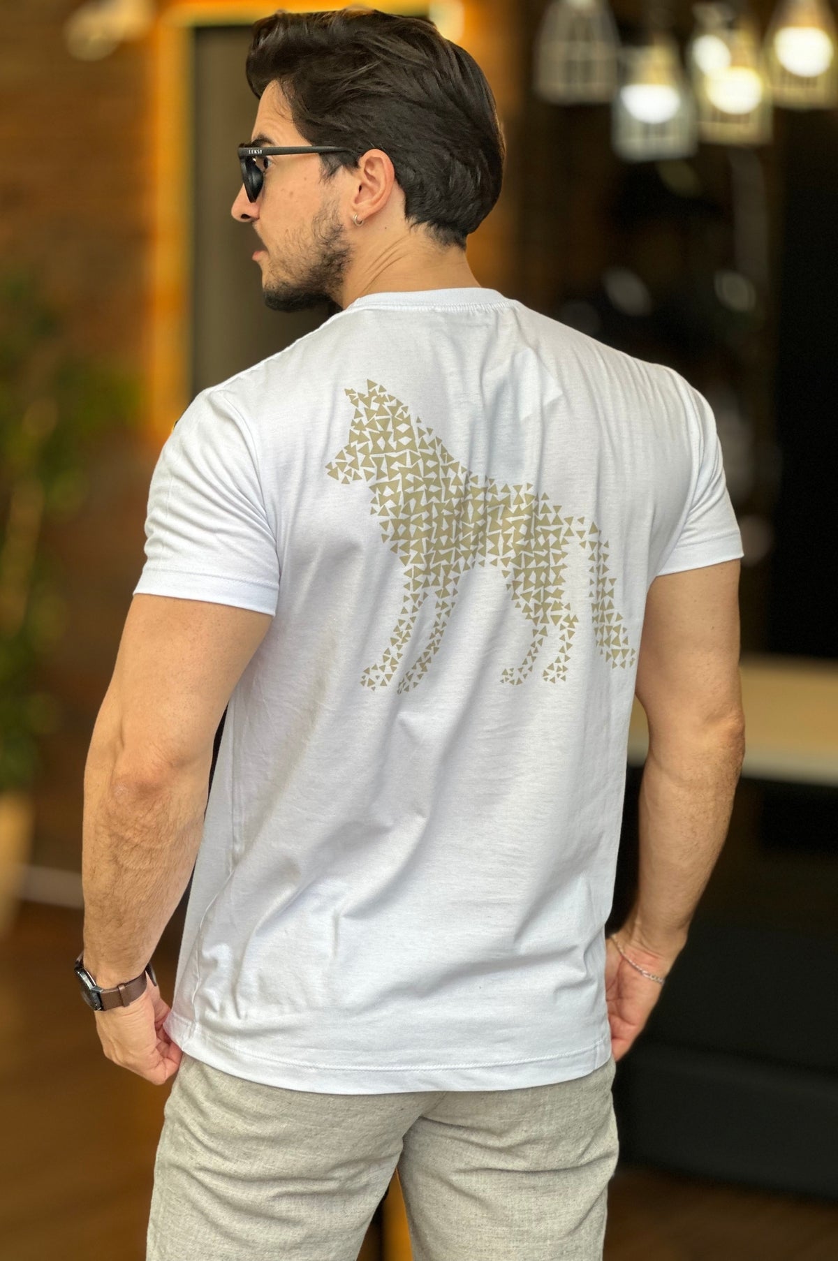 Camiseta lobo nas costas branca Acostamento