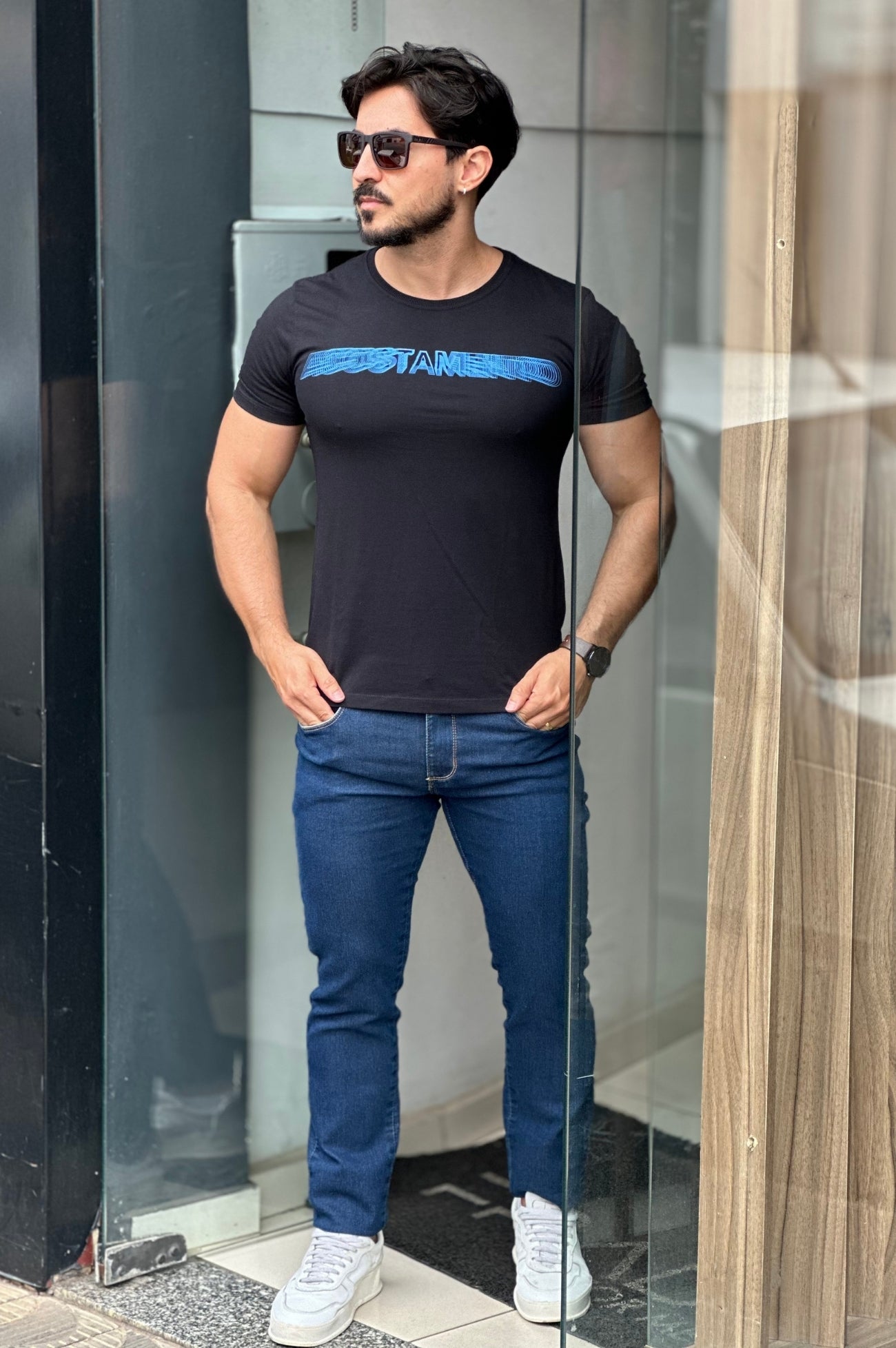 Camiseta Preta Escrito Azul Acostamento