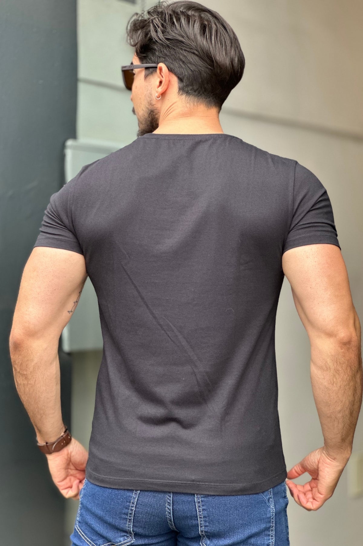 Camiseta Preta Escrito Azul Acostamento