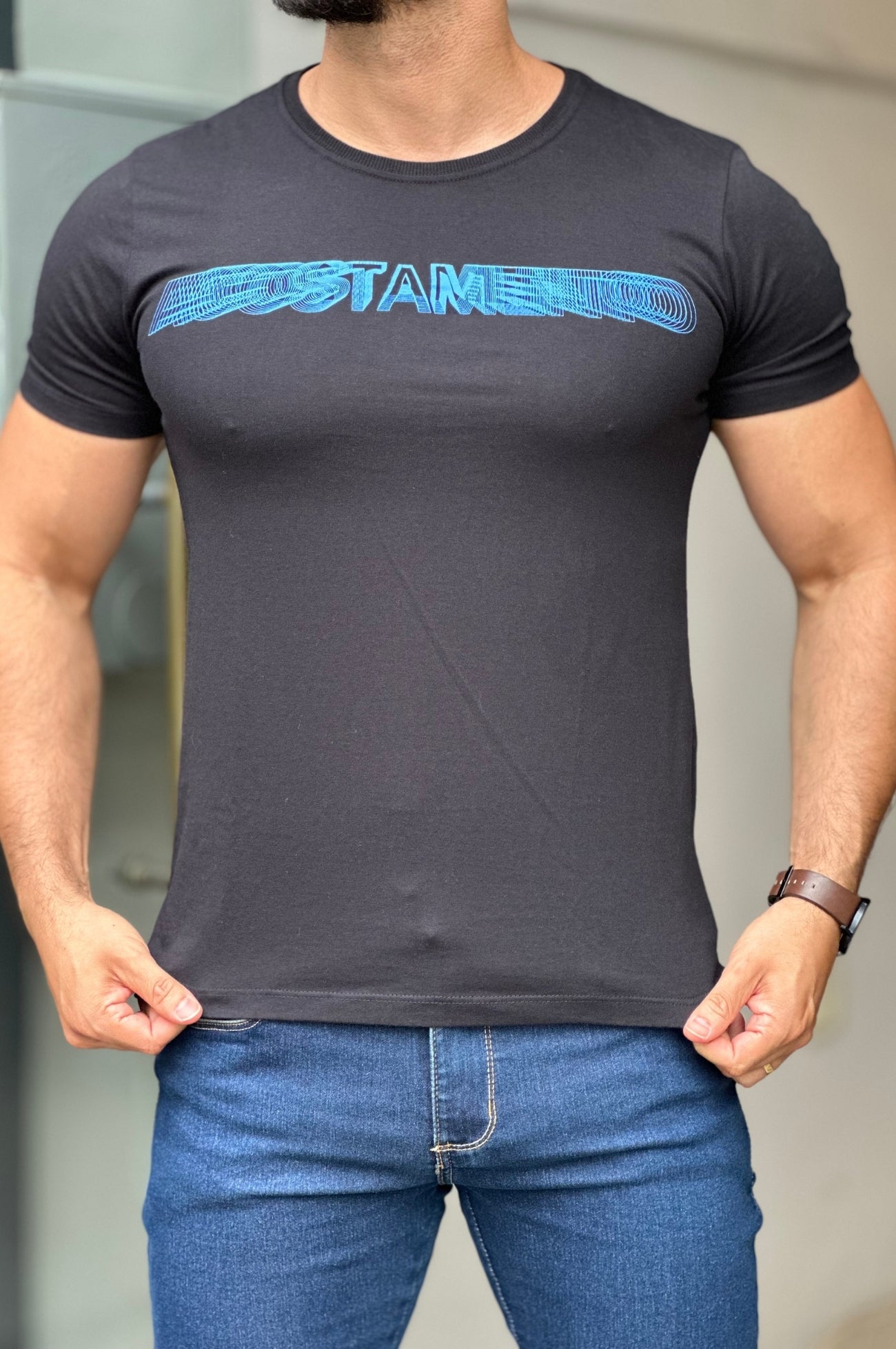 Camiseta Preta Escrito Azul Acostamento