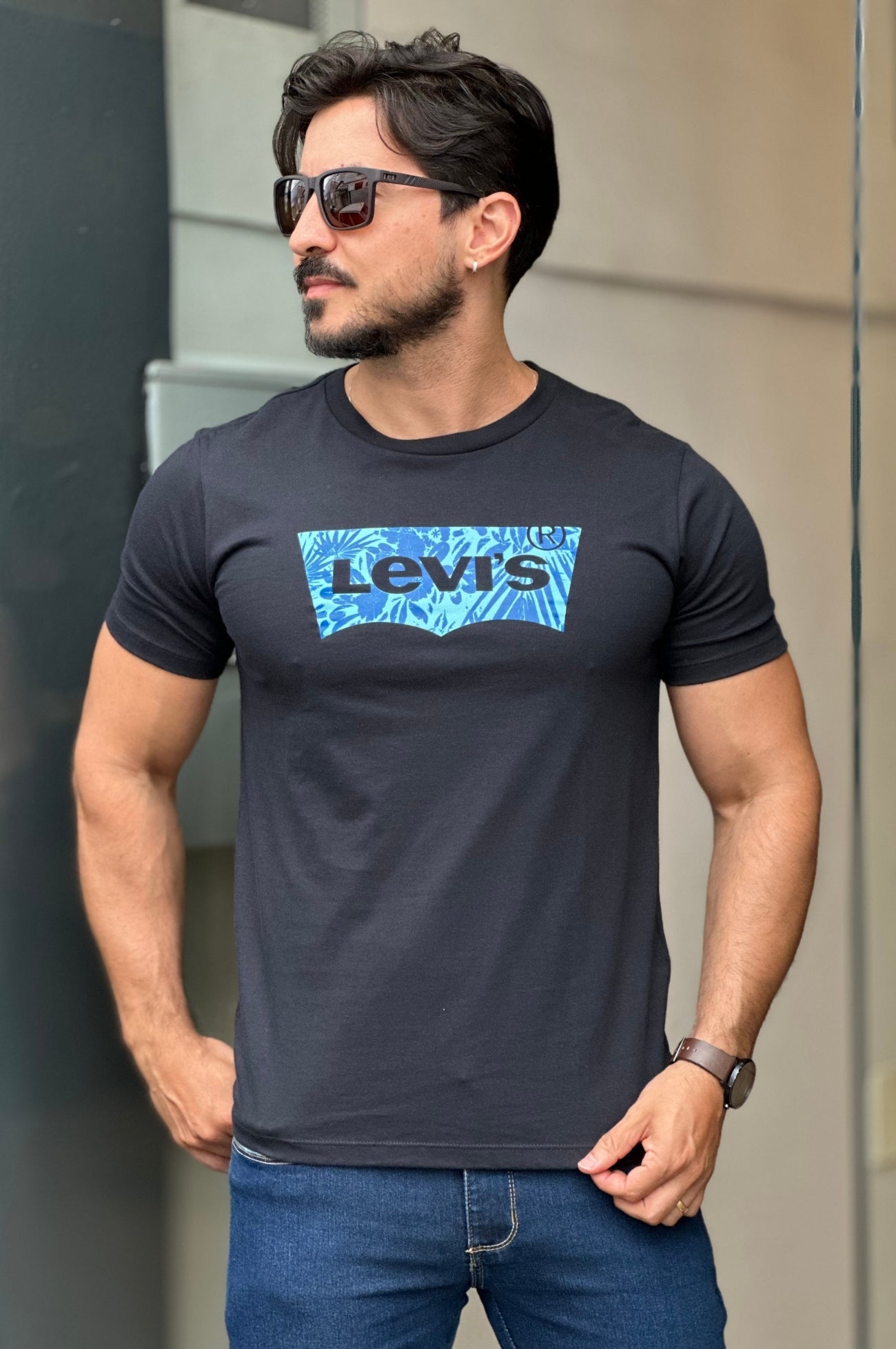 Camiseta Preta Escrito Azul Levis Holográfica