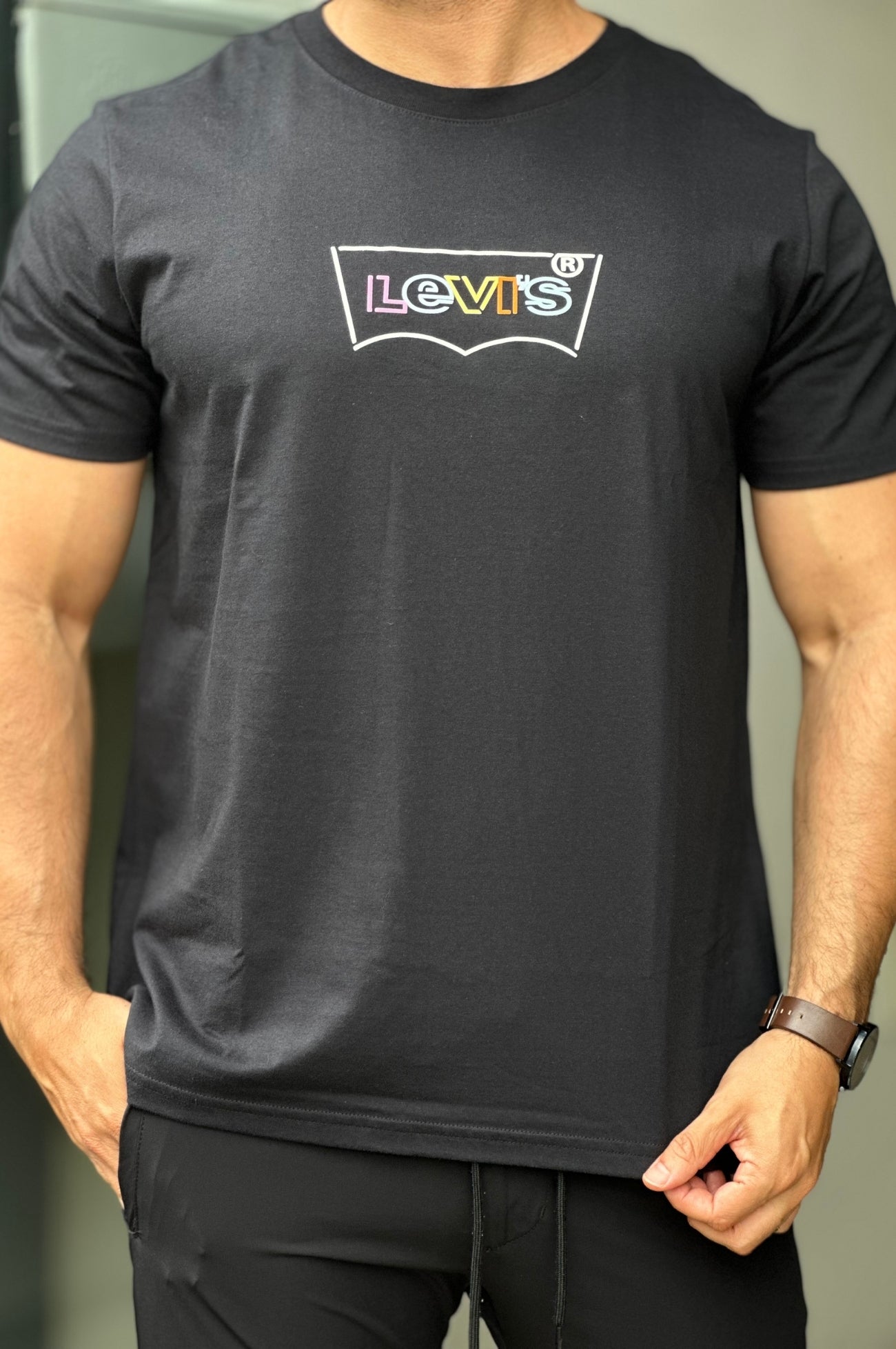 Camiseta Preta Escrito Colorido Levis
