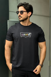Camiseta Preta Escrito Colorido Levis