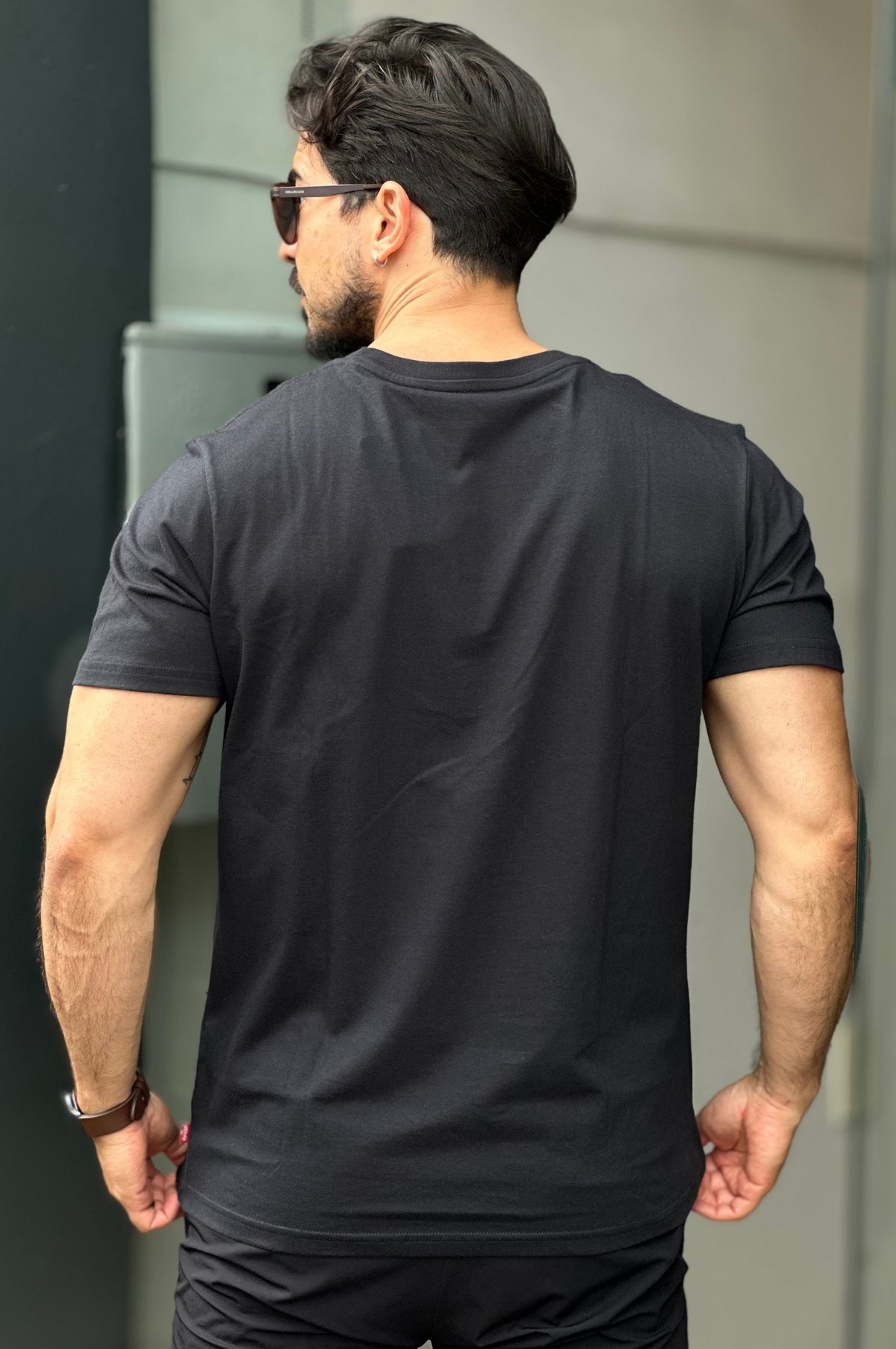 Camiseta Preta Escrito Colorido Levis