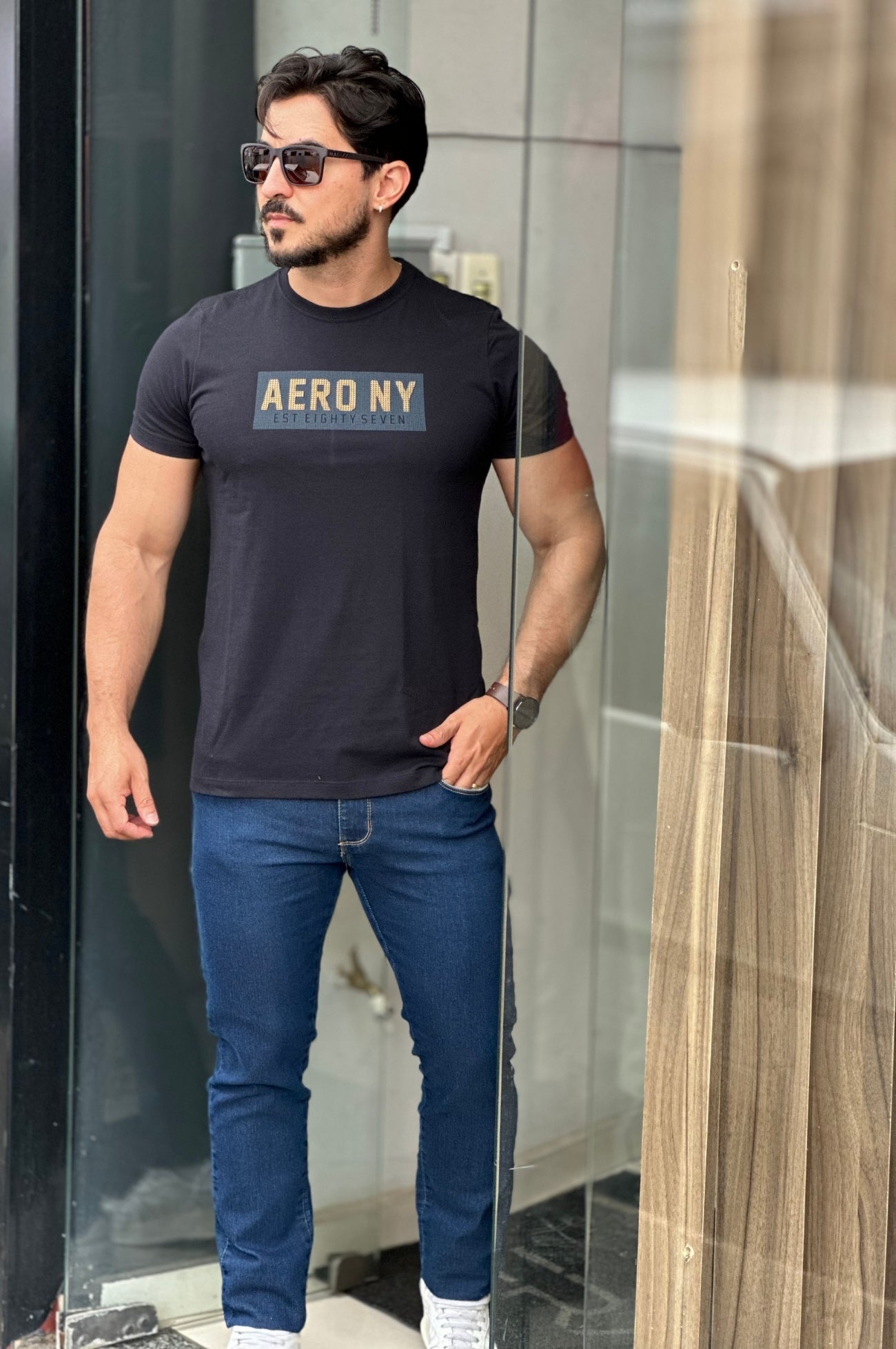 Camiseta Preta Logo Dourada Aeropostale