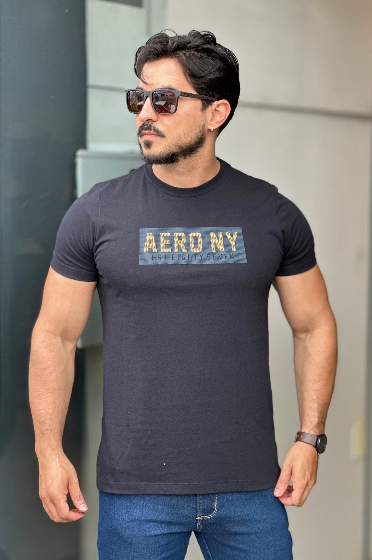 Camiseta Preta Logo Dourada Aeropostale