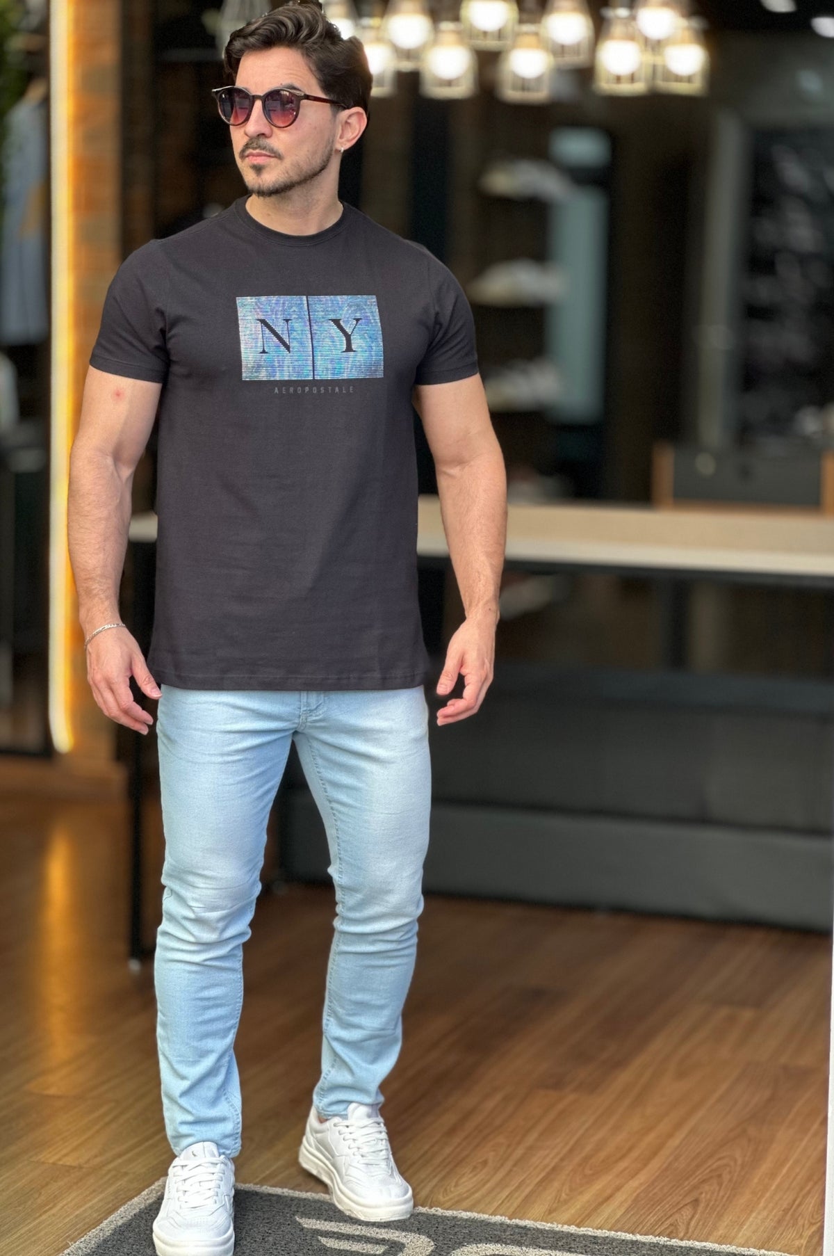 Camiseta Preta escrito NY prata Aeropostale