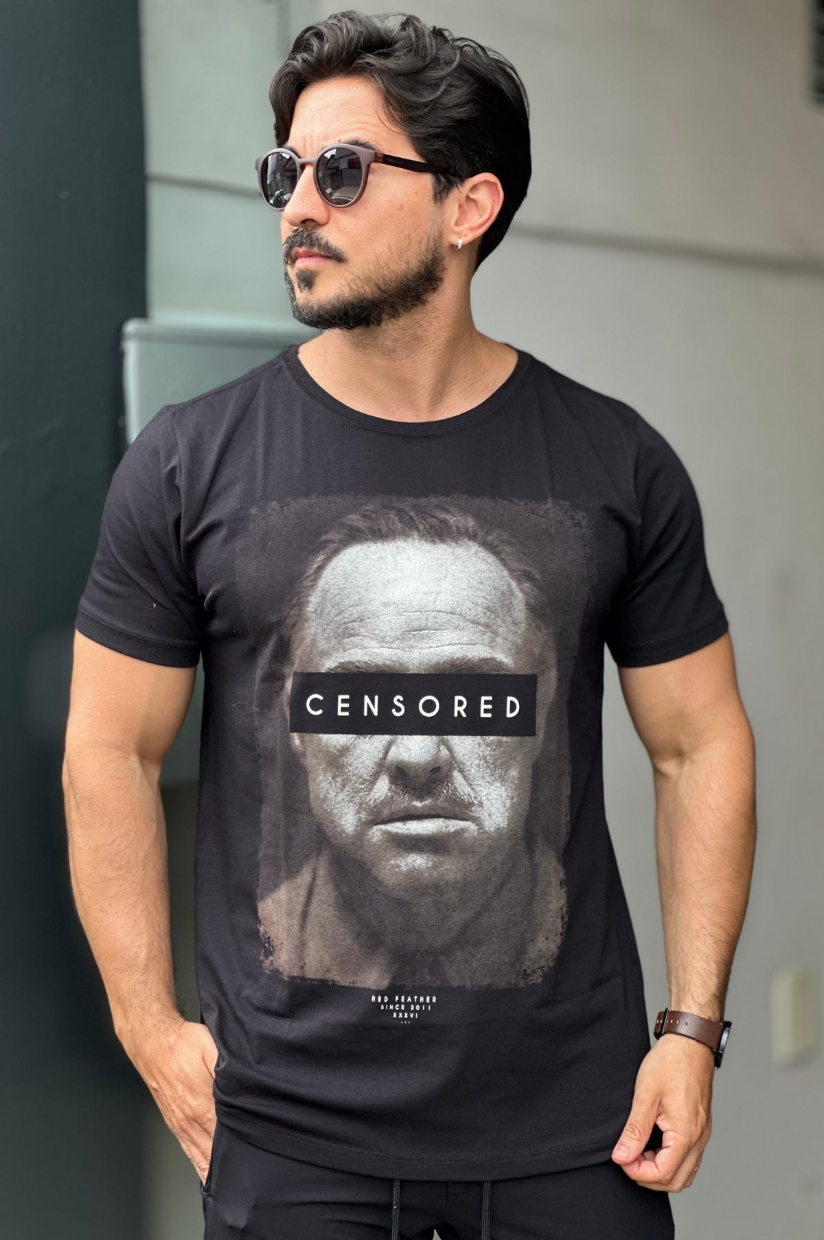 Camiseta Preta Red Feather